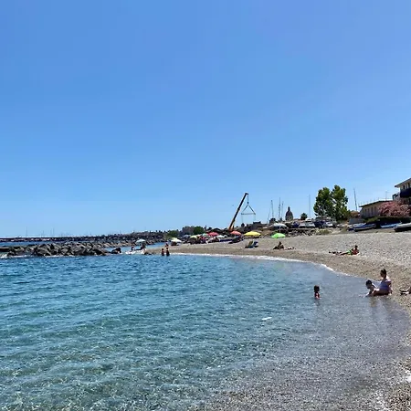 Bluemarine Beachfront Lejlighed