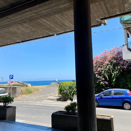 Bluemarine Beachfront Apartment *